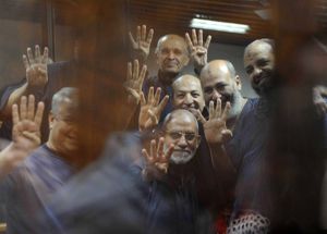 В Египте десятки членов "Братьев-мусульман" приговорены к длительным тюремным срокам за беспорядки