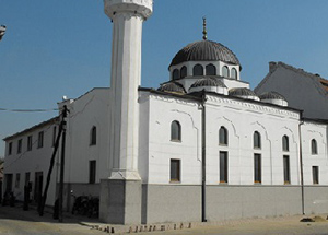 В сербской Суботице подожгли двери мечетиВ сербской Суботице подожгли двери мечети