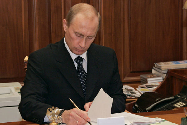 Владимир Путин подписал закон о запрете пропаганды фашизма