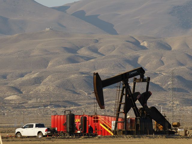 Эксперты: в ближайшие месяцы цены на нефть продолжат опускаться