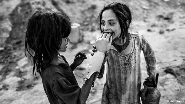 Афганские девочки играют с протезом