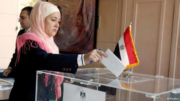 Женщина голосует на выборах президента