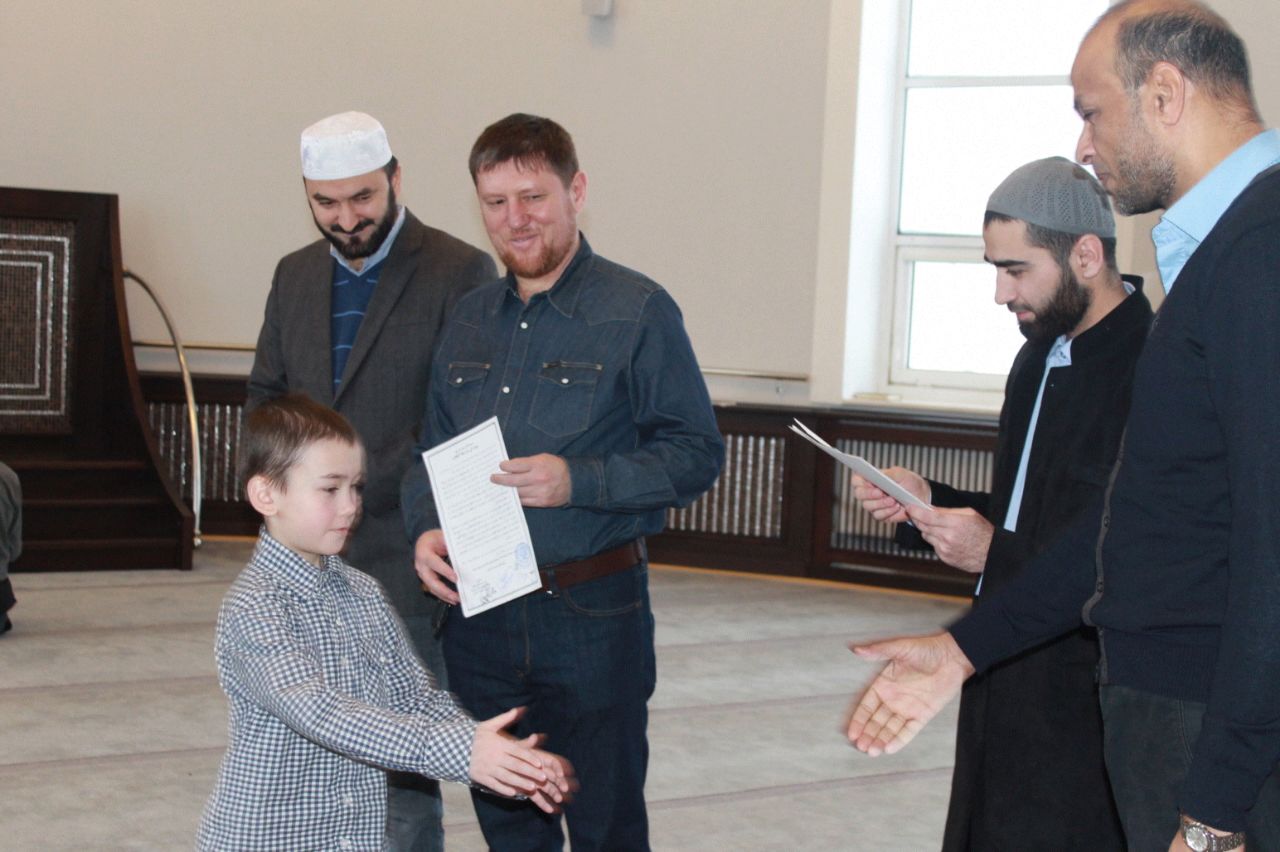 В мечети «Ярдэм» детям вручили сертификат за заучивание «Тухфатуль-атфаль»