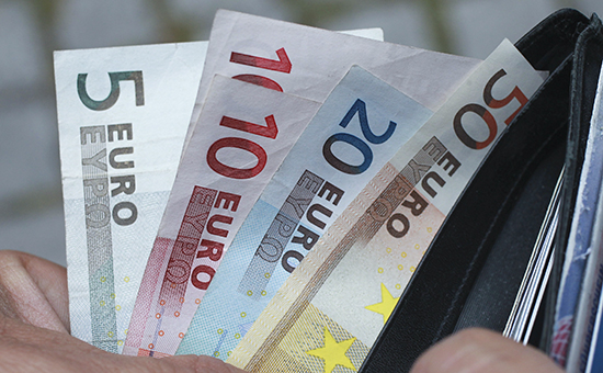 Официальный курс евро вырос на 5,5 руб.