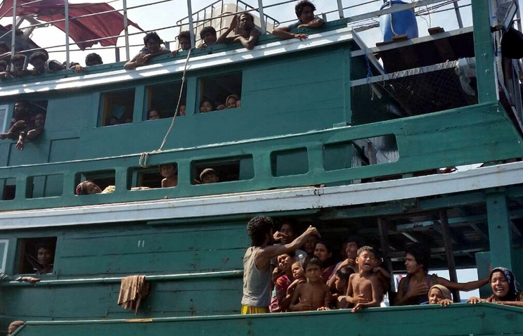 В Мьянме задержано дрейфующее судно с более чем 700 нелегальными мигрантами