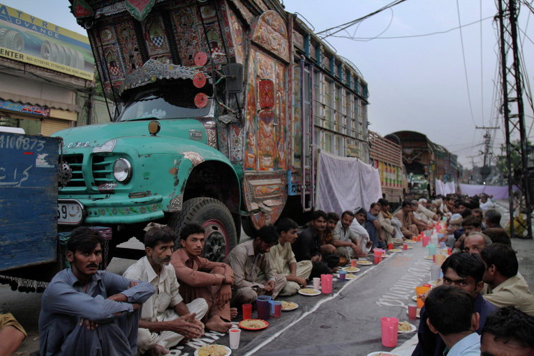 Водители в Пакистане во время ифтара