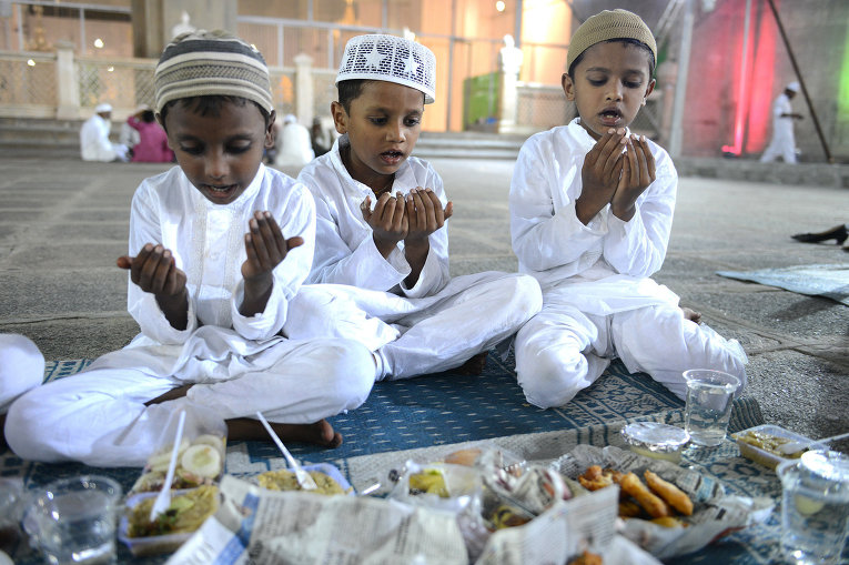 Мальчики молятся перед ифтаром в Хайдерабаде