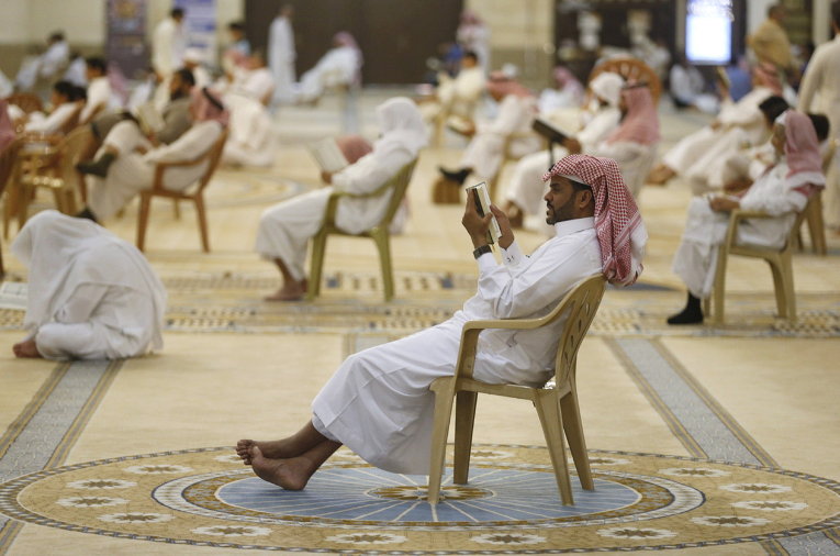 Мужчины проводят время в мечети в Саудовской Аравии