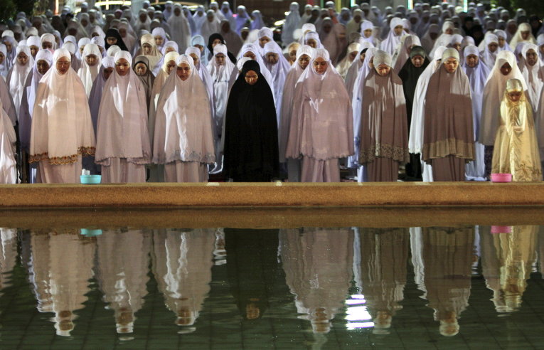 Женщины молятся во время священного месяца Рамадан в провинции Паттани