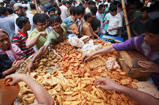 В Бангладеш буддисты кормят неимущих мусульман