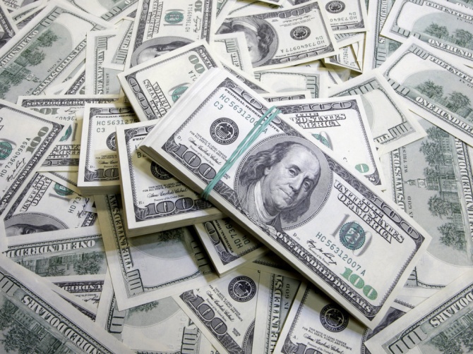 Доллар впервые с февраля этого года превысил 64 рубля