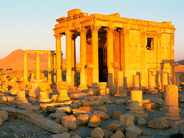 Боевики ИГ взорвали древний храм в Пальмире