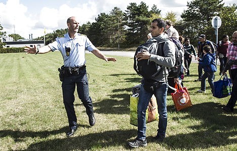 Сотни беженцев из Сирии пытаются попасть в Швецию через Данию