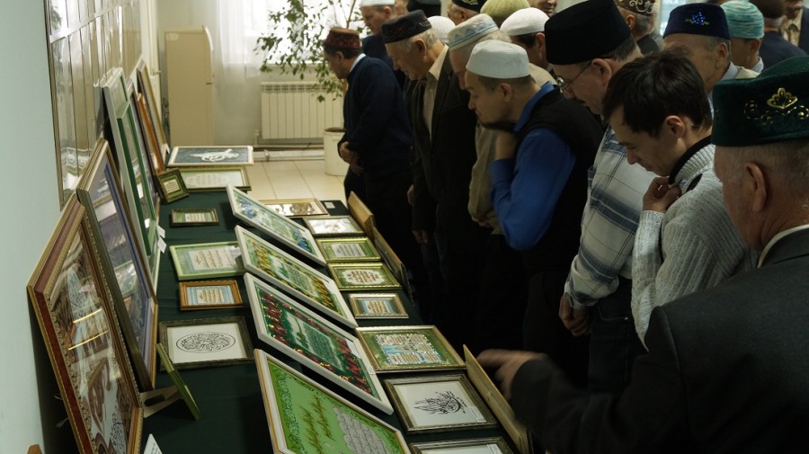 Художница  Зульфия  Мухаметдинова провела выставку шамаилей в Набережночелнинском медресе
