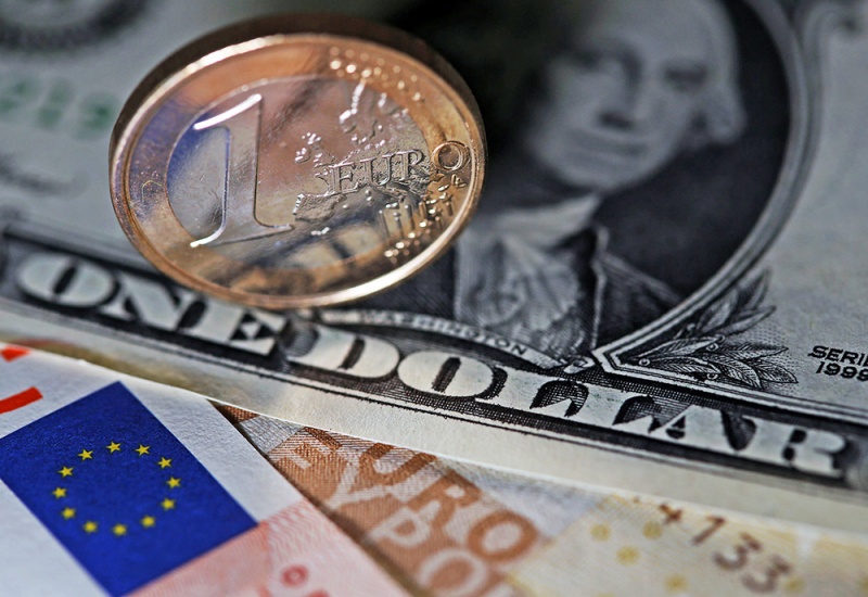 Доллар и евро снижаются к рублю на фоне роста цен на нефть