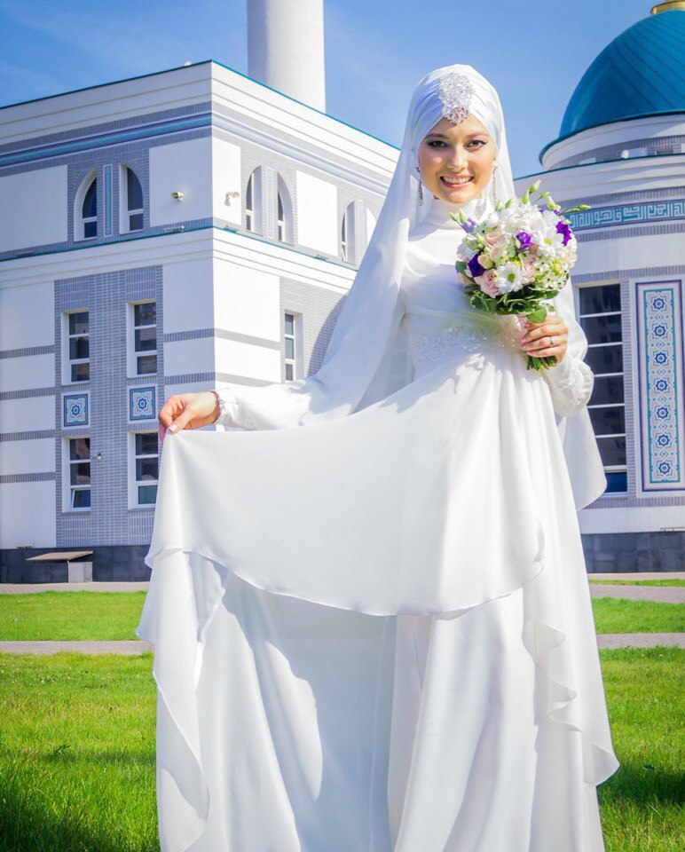 Невеста на фоне мечети