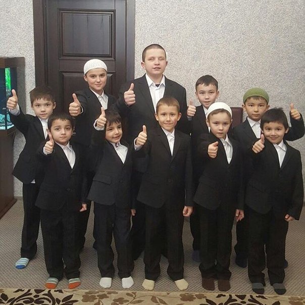 Мэр Казани подарил будущим Коран- хафизам  Ярдэма новые костюмы и рубашки