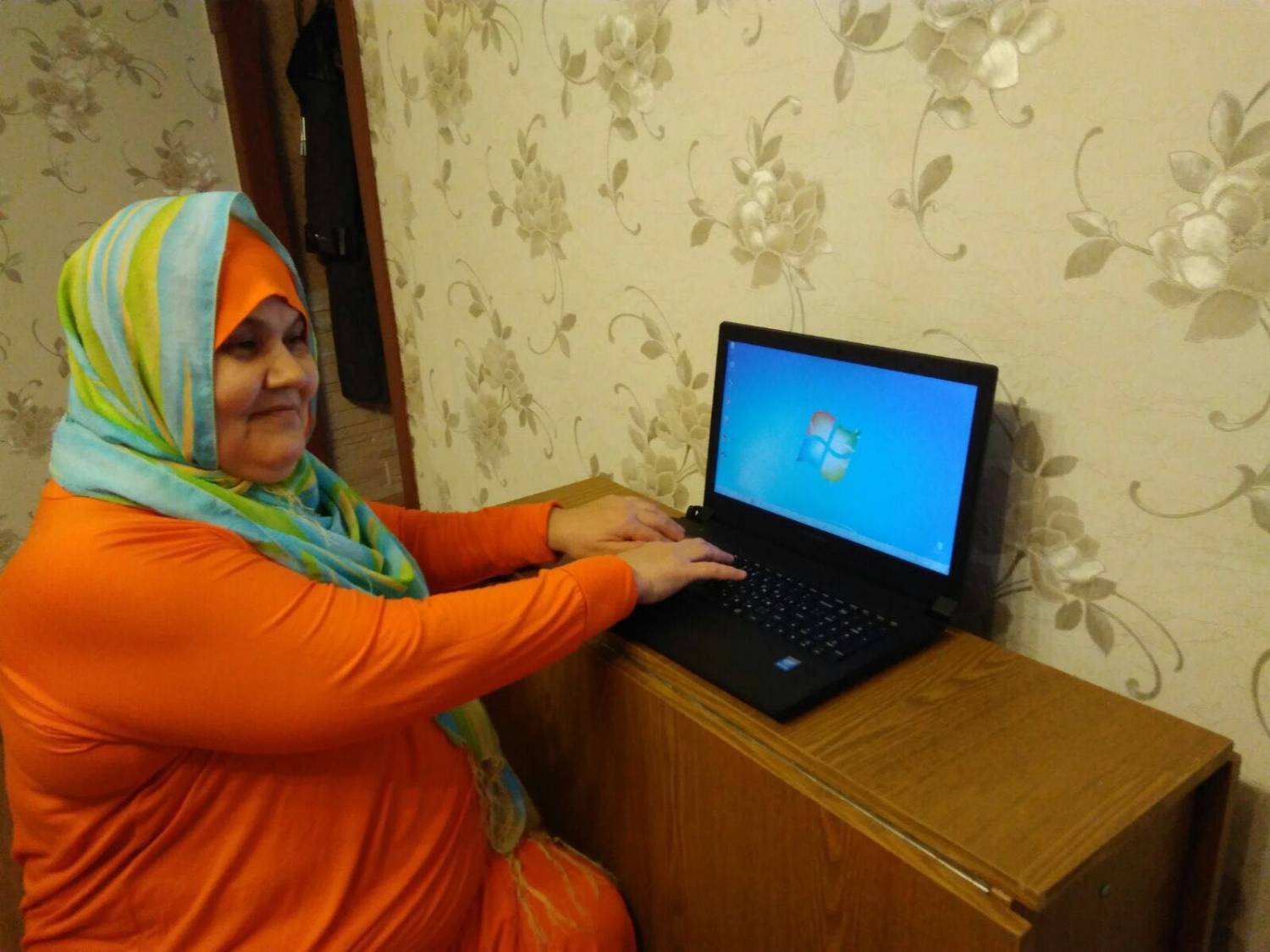 Муфтий Гайнутдин подарил женщине-инвалиду компьютер для незрячих