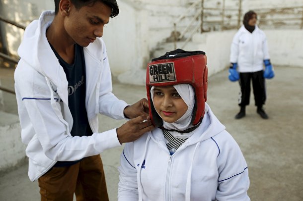 Подготовка пакистанской девочки к поединку