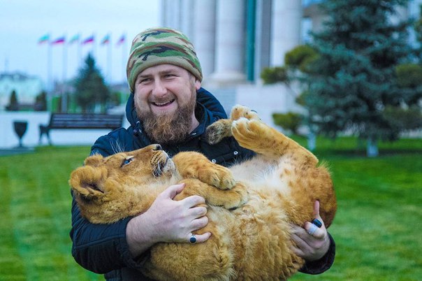 Рамзан Кадыров сфотографировался со львом на руках