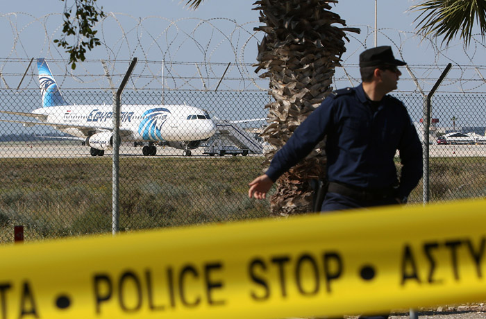 Захватчика египетского самолета A-320 задержала полиция