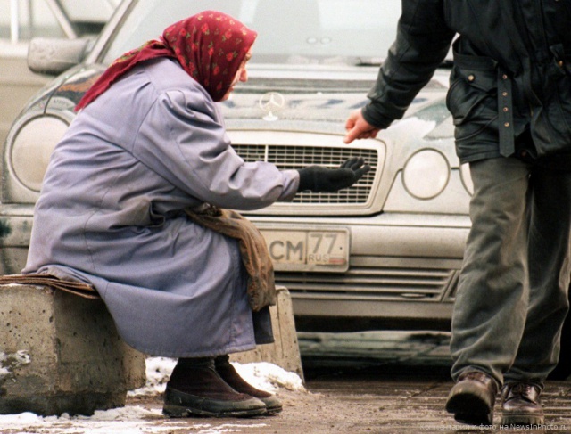 Жители России назвали самыми острыми проблемами бедность и безработицу