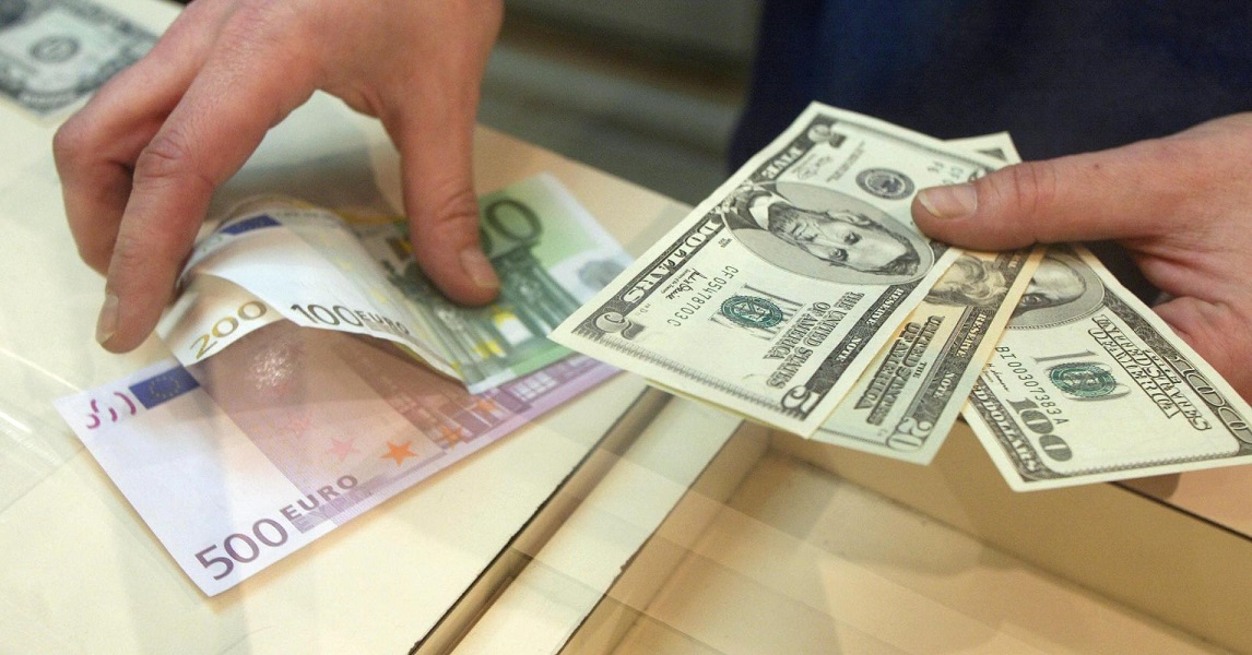 57% россиян хранят сбережения в рублях — опрос