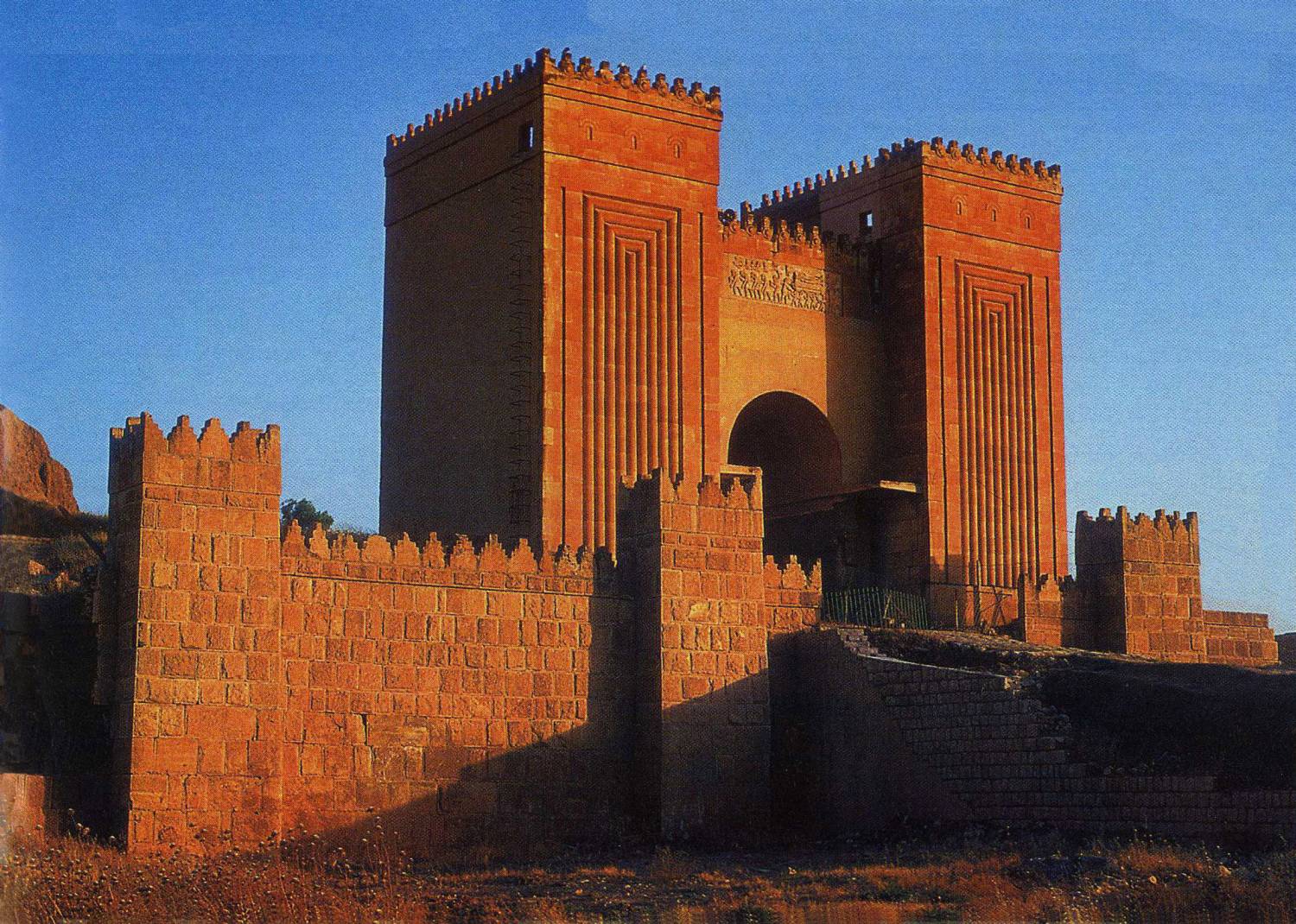 СМИ: боевики ИГ уничтожили древние врата библейского города Ниневия