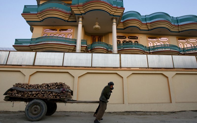 На выделенные для восстановления Афганистана деньги строились загородные виллы