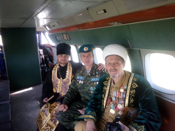 В Татарстане имам и ветеран войны прыгнули с парашютом в честь Дня Победы