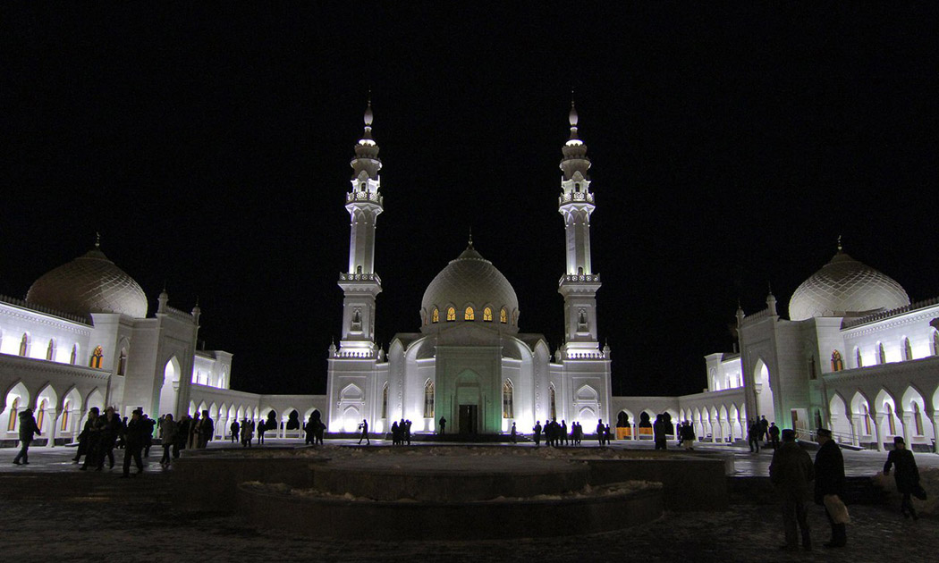 Почти достроенная Болгарская исламская академия в ночное время