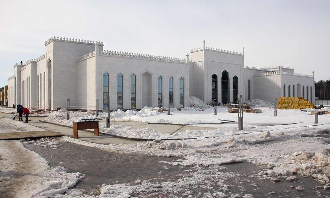 Строящаяся исламская академия зимой