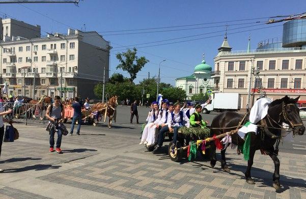 В Казани запустили конные повозки, собирающие подарки на Сабантуй
