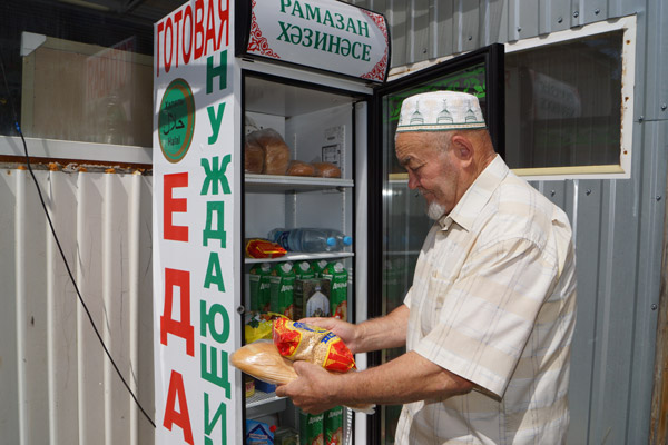 В мечетях Казани работают холодильник с бесплатными продуктами и пункт выдачи одежды нуждающимся