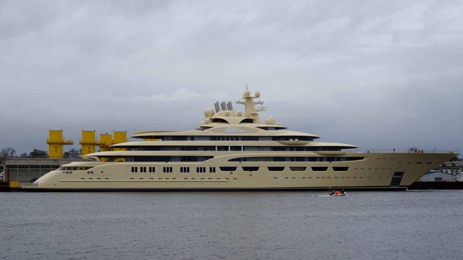 Алишер Усманов купил самую вместительную яхту в мире с кинотеатром и вертолетными площадками