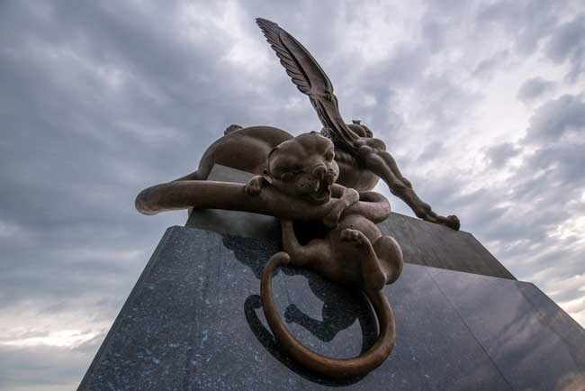 Вид снизу на скульптуры Намдакова в Казани