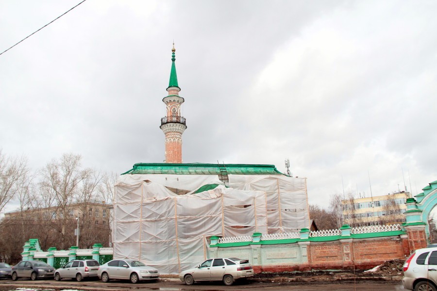 Поврежденную реставраторами Азимовскую мечеть восстановят за 1 млн рублей