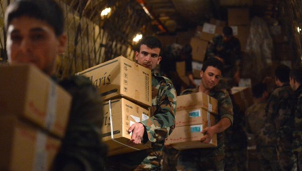 Российские военные доставили 1,5 тонны гумпомощи в Сирию
