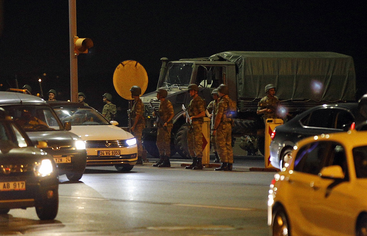 Турецкие военные ввели в стране военное положение и комендантский час