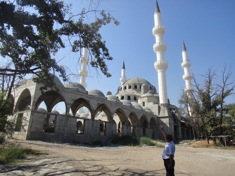 Главной мечети Бишкека запретили громко читать азан