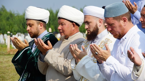 Мусульмане почтили память Валиуллы Якупова в годовщину казанских терактов