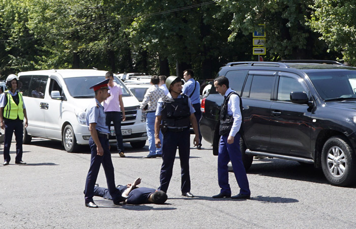В Казахстане неизвестные напали на РОВД и департамент комитета нацбезопасности