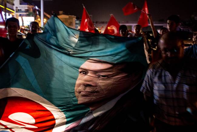 Сторонники Эрдогана с флагами на улицах Анкары