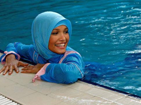 Во Франции отменили праздник для мусульманок в аквапарке после угроз