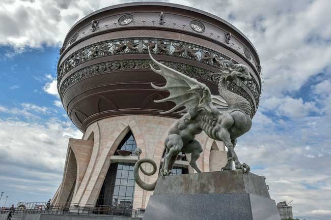 Скульптуры Даши Намдакова у «чаши» в Казани обошлись в 290 млн рублей