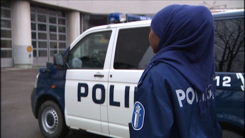 Полиция Шотландии разрешила носить хиджабы своим сотрудницам