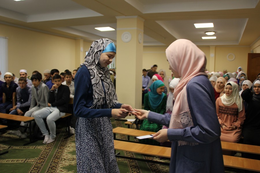 В медресе «Мухаммадия» первокурсникам вручили студенческие билеты