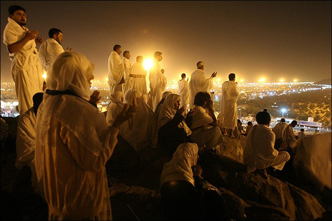 Мусульмане молятся во время хаджа
