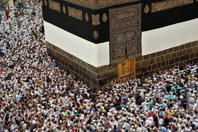 Мусульмане совершают один из обрядов хаджа