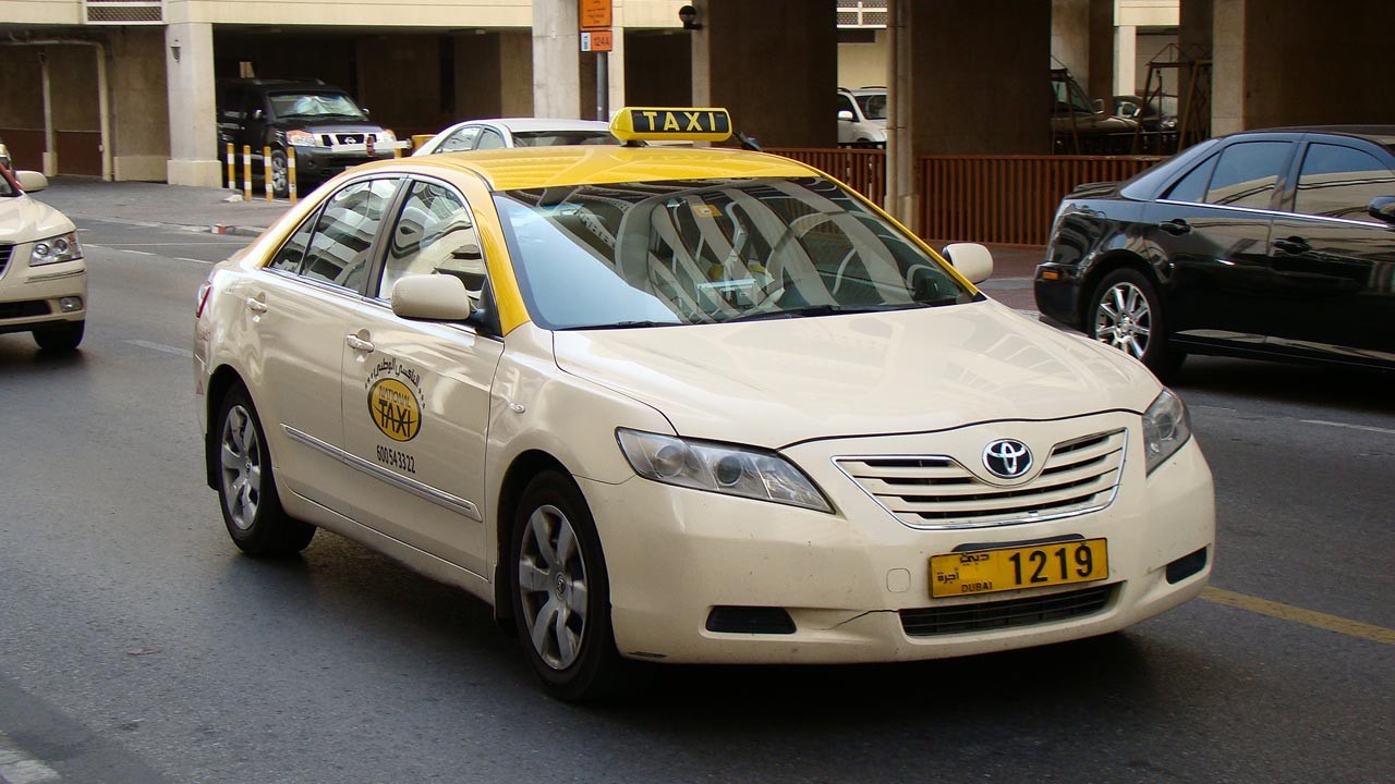 Таксист в ОАЭ вернул владельцу забытый в машине портфель с $500 000